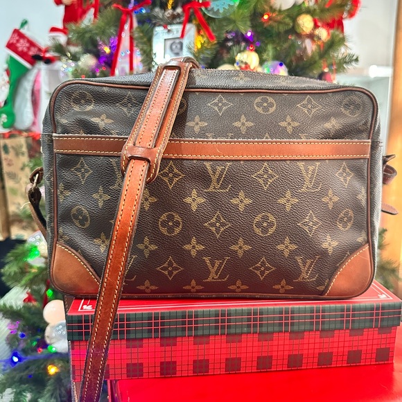 Louis Vuitton Brown Monogram Messenger Bag - Picture 3 of 17